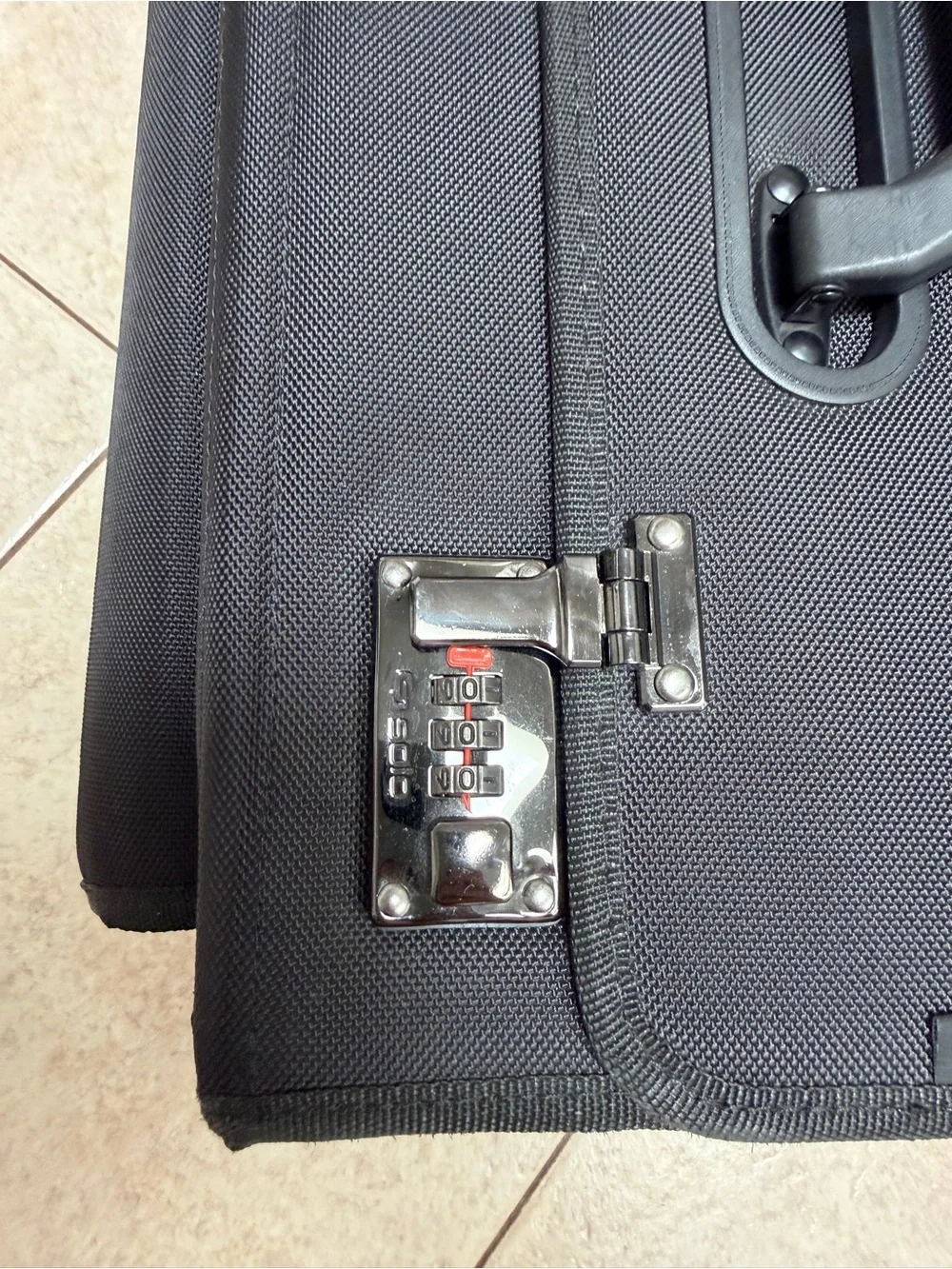 solo one latches